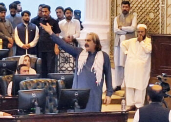 اندرونی اختلاف یا اپوزیشن کو سہولت، سینیٹ الیکشن میں پی ٹی آئی نے 5 ویں نشست کیوں چھوڑی؟