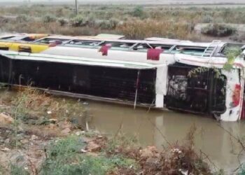 کراچی سے کینجھر جھیل جانے والی بس حادثے کا شکار، 6 جاں بحق اور 20 زخمی