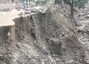 گلگت بلتستان میں شدید بارشوں کے بعد لینڈ سلائیڈنگ، بابوسر ٹاپ پر سیاحوں کی گاڑیاں بہہ گئیں