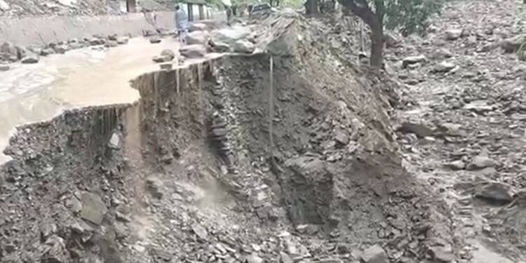 گلگت بلتستان میں شدید بارشوں کے بعد لینڈ سلائیڈنگ، بابوسر ٹاپ پر سیاحوں کی گاڑیاں بہہ گئیں