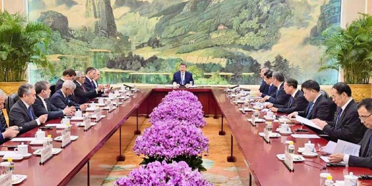 اسحاق ڈار کی چینی صدر شی جن پنگ سے ملاقات، علاقائی تعاون پر زور