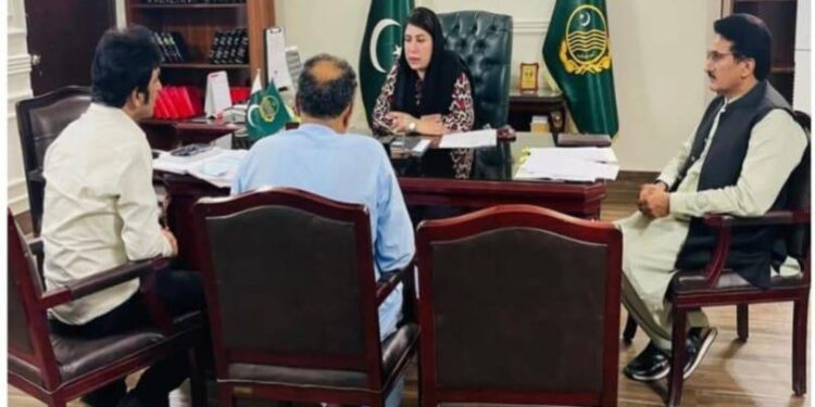 لیہ:تحصیل ہسپتال فتح پور میں گاڑی کے اندر بچے کی پیدائش کا معاملہ