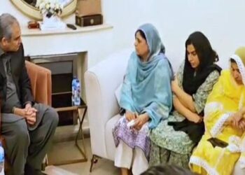 وفاقی وزیر داخلہ محسن نقوی کی شہید میجر زیاد سلیم کے گھر آمد، اہل خانہ سے اظہار تعزیت