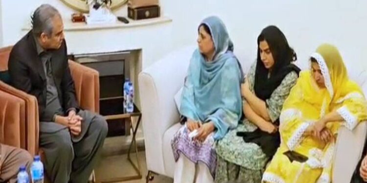 وفاقی وزیر داخلہ محسن نقوی کی شہید میجر زیاد سلیم کے گھر آمد، اہل خانہ سے اظہار تعزیت