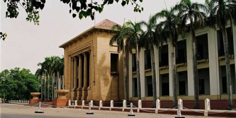 پنجاب اسمبلی میں ہنگامہ آرائی: اپوزیشن ارکان خالد نثار ڈوگر اور شیخ امتیاز 15 اجلاسوں کے لیے معطل