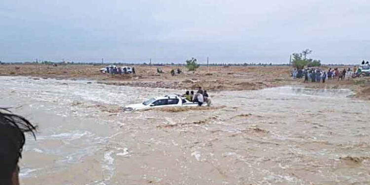 حسن ابدال: برساتی نالے سے 2 خواتین کی نعشیں نکال لی گئیں، 3 افراد تاحال لاپتہ