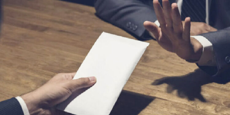 کئی بار رشوت کی پیشکشں ٹھکرانے والے پولیس اہلکار کیلئے بڑا انعام