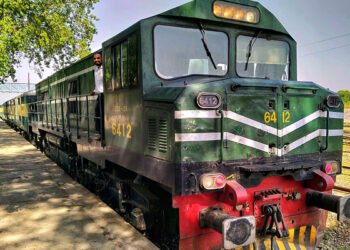 پشاور سے کوئٹہ جانیوالی جعفر ایکسپریس کو سکیورٹی خدشات پر سبی ریلوے اسٹیشن پر روک لیا گیا