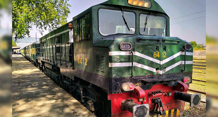 پشاور سے کوئٹہ جانیوالی جعفر ایکسپریس کو سکیورٹی خدشات پر سبی ریلوے اسٹیشن پر روک لیا گیا