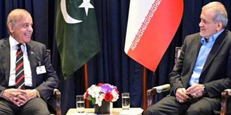 وزیراعظم شہباز شریف اور ایرانی صدر مسعود پزشکیان کی ملاقات، دو طرفہ تعاون پر اطمینان کا اظہار