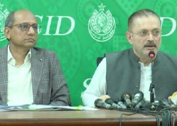 کراچی میں انتہائی مخدوش عمارتیں گرانے کا فیصلہ، کمشنر سے تفصیلات طلب