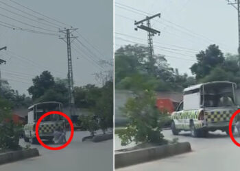 پشاور: ٹریفک پولیس کی گاڑی سے گھسیٹے ہوئے شہری کی ویڈیو وائرل