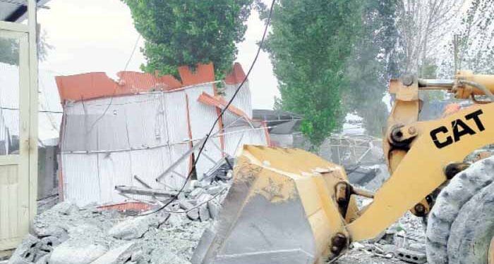 دریائے سوات پر تجاوزات کیخلاف آپریشن، 65 دکانیں، ہوٹل اور پارک مسمار