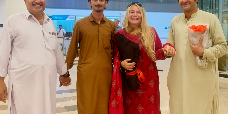 امریکی خاتون پاکستانی نوجوان کی محبت میں گرفتار ہو کر پاکستان پہنچ گئی