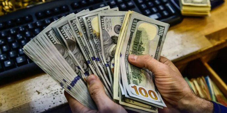 پاکستان بزنس فورم کا وزیراعظم سے ڈالر کو فوری کنٹرول کرنے کا مطالبہ