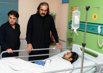 علی امین گنڈاپور نے سی ایم ایچ پشاور کا دورہ ، زخمی سکیورٹی اہلکاروں کی عیادت