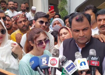 این اے175ضمنی انتخاب: دانیہ شاہ کے شوہر 2 بیویوں کے ہمراہ کاغذات نامزدگی جمع  کروانے پہنچ گئے