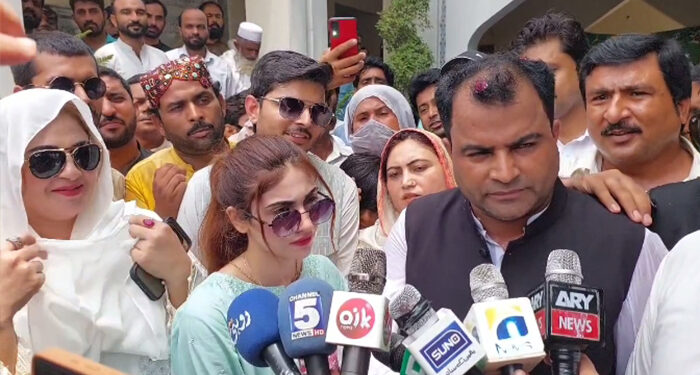 این اے175ضمنی انتخاب: دانیہ شاہ کے شوہر 2 بیویوں کے ہمراہ کاغذات نامزدگی جمع  کروانے پہنچ گئے