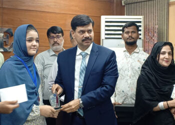 کراچی: میٹرک TSC کے نتائج کا اعلان، بینک سکیورٹی گارڈ کی بیٹی نے تیسری پوزیشن حاصل کرلی