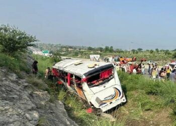 چکوال : موٹر وے ایم 2 پر بس کھائی میں گرنے سے 8 افراد جاں بحق