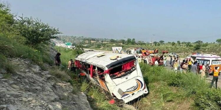 چکوال : موٹر وے ایم 2 پر بس کھائی میں گرنے سے 8 افراد جاں بحق