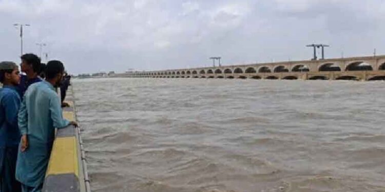 دریائے سندھ میں لیہ کے مقام پر درمیانے درجے کے سیلاب نے تباہی مچا دی