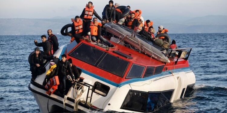 انڈونیشیا میں مسافر بحری جہاز ڈوبنے کے باعث 4 افراد ہلاک، 61 افراد لاپتہ