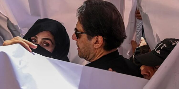 190 ملین ملین پاؤنڈ کیس ؛بانی پی ٹی آئی اوربشری بی بی نے جلد سماعت کی درخواستیں دائر کردی