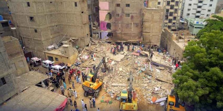 کراچی: سانحہ لیاری کے بعد مخدوش عمارتوں کو گرانے پر کام شروع