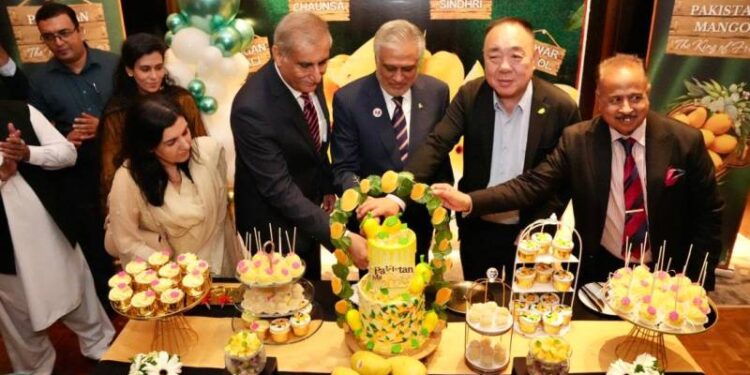 نائب وزیراعظم و وزیر خارجہ اسحاق ڈار نے کوالالمپور میں پاکستان آم فیسٹیول کا افتتاح کر دیا