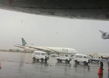 ملک میں بارشوں کے باعث فضائی آپریشن شدید متاثر، کئی پروازیں منسوخ، درجنوں تاخیر کا شکار