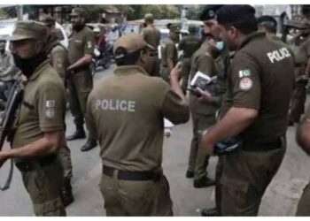 فیصل آباد: لڑکی کو پولیس لائنز لانیوالے اہلکار کے بیٹے کی ویڈیو وائرل، باپ معطل