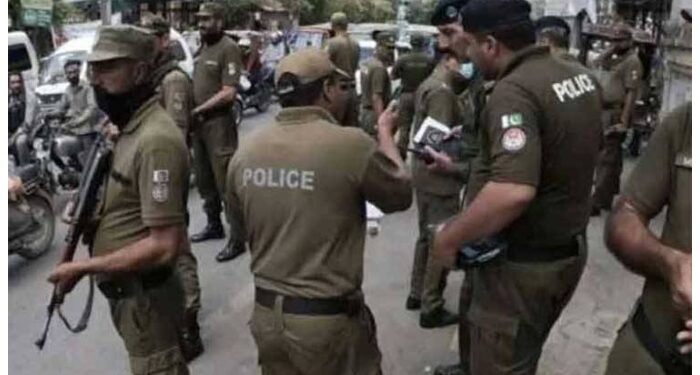 فیصل آباد: لڑکی کو پولیس لائنز لانیوالے اہلکار کے بیٹے کی ویڈیو وائرل، باپ معطل