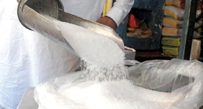 وعدے اور یقین دہانی جھوٹی نکلیں، شوگر ڈیلرز نے حکومت کو گھما کر رکھ دیا، چینی پھر مہنگی