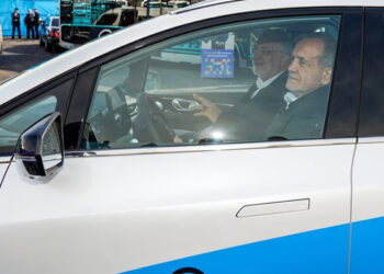 غیر معیاری پیٹرول کی وجہ سے گاڑی خراب، ایرانی صدر کو ٹیکسی میں سفر کرنا پڑگیا