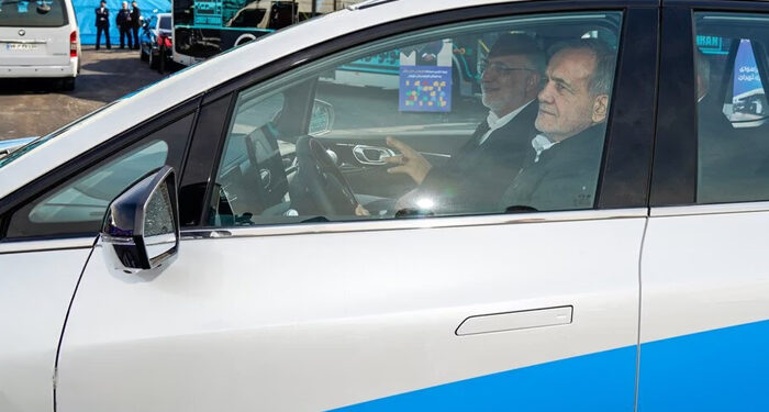 غیر معیاری پیٹرول کی وجہ سے گاڑی خراب، ایرانی صدر کو ٹیکسی میں سفر کرنا پڑگیا