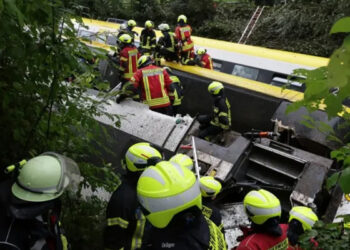 جرمنی میں مسافر ٹرین حادثے کا شکار، 3 افراد ہلاک، متعدد زخمی