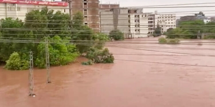 اسلام آباد میں موسلادھار بارش، نالے بپھرنے سے متعدد علاقے زیر آب