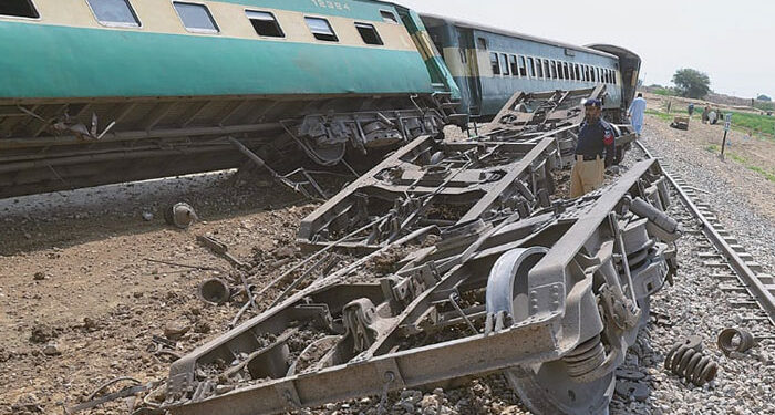 مستونگ کے قریب ریلوے ٹریک پر دھماکا، جعفر ایکسپریس کی 6 بوگیاں پٹڑی سے اترگئیں