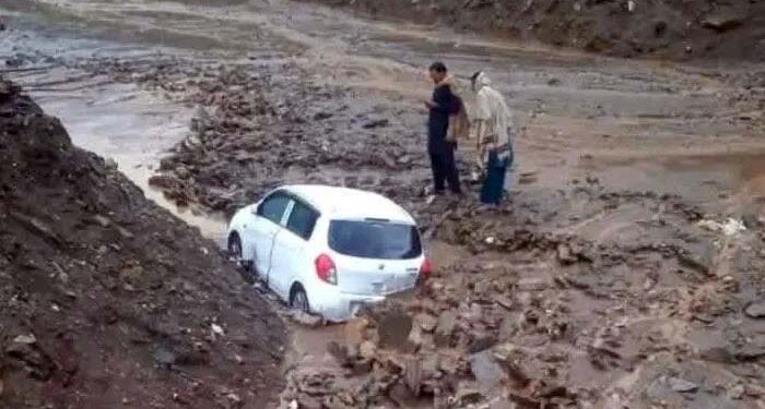 گلگت کے دنیور نالے میں لینڈ سلائیڈنگ، ملبے تلے دب کر 8 رضاکار جاں بحقگلگت کے دنیور نالے میں لینڈ سلائیڈنگ، ملبے تلے دب کر 8 رضاکار جاں بحق