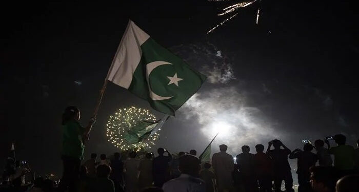 آزادی کا اعلان 15 اگست کو ہوا لیکن پاکستان میں یوم آزادی 14 اگست کو کیوں منایا جاتا ہے؟