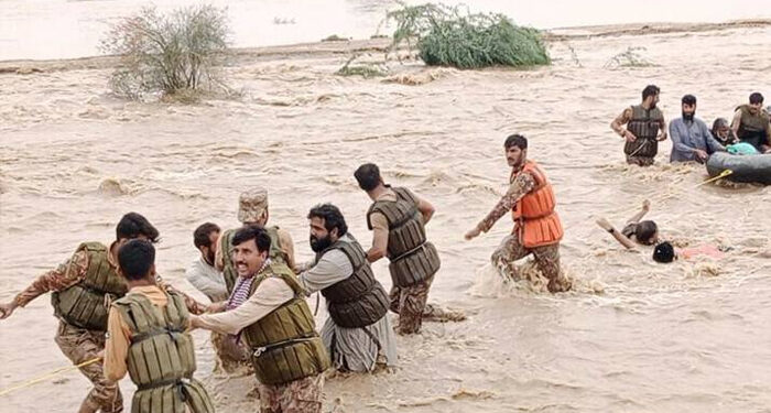 پاک فوج نے ایک دن کا راشن اور تنخواہ خیبر پختونخوا کے سیلاب سے متاثرہ عوام کی بحالی کیلئے وقف کردی
