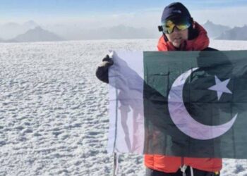 16 سالہ آمنہ شگری نے 7027 میٹر بلند سپانٹک چوٹی سر کر کے تاریخ رقم کر دی