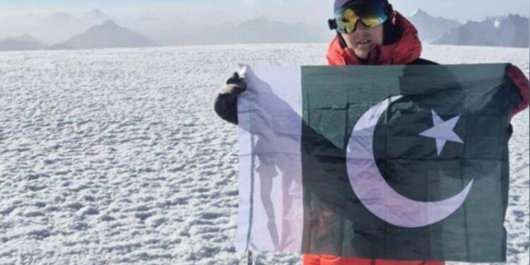16 سالہ آمنہ شگری نے 7027 میٹر بلند سپانٹک چوٹی سر کر کے تاریخ رقم کر دی