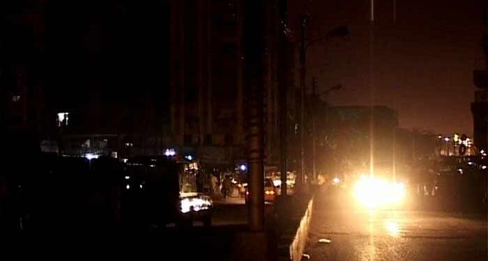 راشنیوں کا شہر اندھیروں میں ڈوب گیا۔بارش کے بعد 550 فیڈرز پر بجلی کی فراہمی معطل، کئی علاقوں میں 16گھنٹے سے بجلی بند