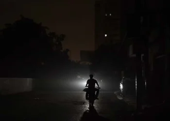 ایک دن کی بارش نے بجلی کا نظام درہم برہم کر دیا,کے الیکٹرک کے درجنوں فیڈرز ٹرپ، شہری مشکلات میں گھر گئے