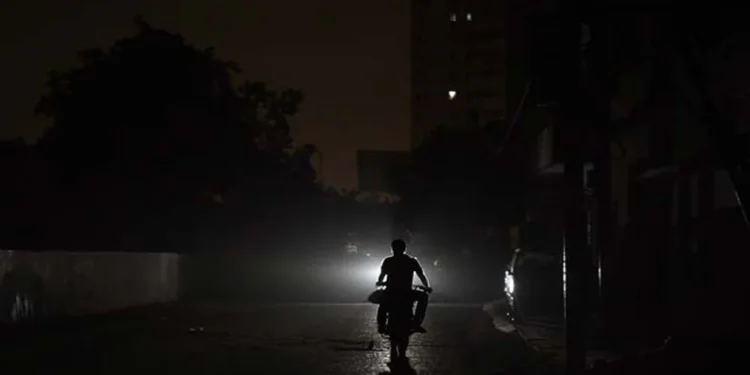 ایک دن کی بارش نے بجلی کا نظام درہم برہم کر دیا,کے الیکٹرک کے درجنوں فیڈرز ٹرپ، شہری مشکلات میں گھر گئے