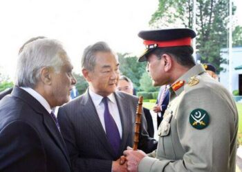 فیلڈ مارشل عاصم منیر سے چینی وزیر خارجہ کی ملاقات، دوطرفہ تعلقات مزید مضبوط بنانے پر زور