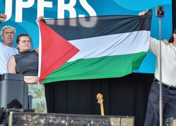 میوزک میلے کے دوران فلسطینی پرچم لہرانے پر آئرئش بینڈ کو اسٹیج سے اتار دیا گیا