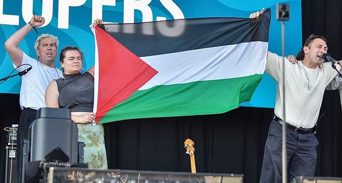 میوزک میلے کے دوران فلسطینی پرچم لہرانے پر آئرئش بینڈ کو اسٹیج سے اتار دیا گیا